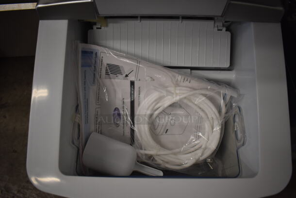 BRAND NEW SCRATCH AND DENT! Whynter IMC-491DC Stainless Steel Commercial Countertop Portable Ice Maker. 115 Volts, 1 Phase. 14x17x16. Tested and Working! - Image 5 of 9