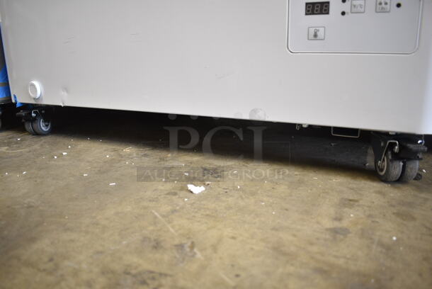 BRAND NEW SCRATCH AND DENT! 2024 Galaxy 177UCF5 Metal 5.1 Cu. Ft. White Chest Freezer on Commercial Casters. 115-120 Volts, 1 Phase. Tested and Working! - Image 4 of 9