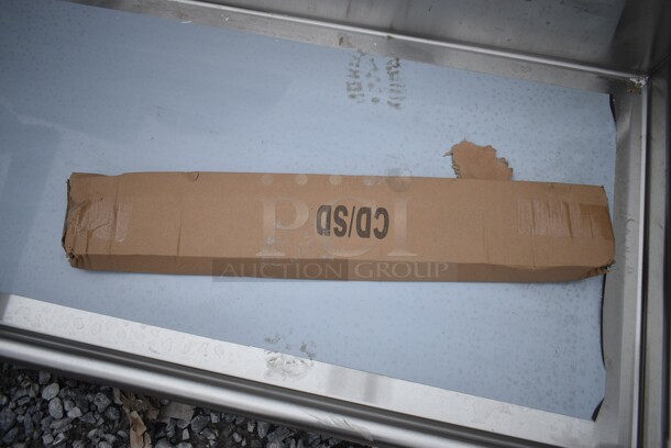 BRAND NEW SCRATCH AND DENT! Regency 600CDT60R 16 Gauge 5' Clean Dish Table - Right Drainboard - Image 4 of 6