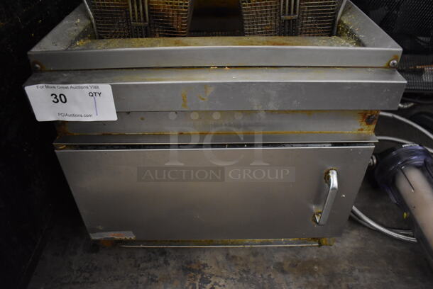 Cecilware Stainless Steel Commercial Countertop Natural Gas Powered Deep Fat Fryer w/ 2 Metal Fry Baskets. 18x23x25 - Image 5 of 7