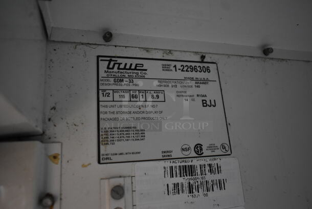True GDM-33 Metal Commercial 2 Door Reach In Cooler Merchandiser w/ Poly Coated Racks. 115 Volts, 1 Phase. Tested and Working! - Image 6 of 8