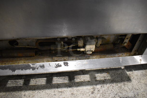 Garland Stainless Steel Commercial Natural Gas Powered 6 Burner Range w/ Flat Top Griddle, 2 Ovens, Over Shelf and Back Splash. 60x35x59.5 - Image 9 of 9