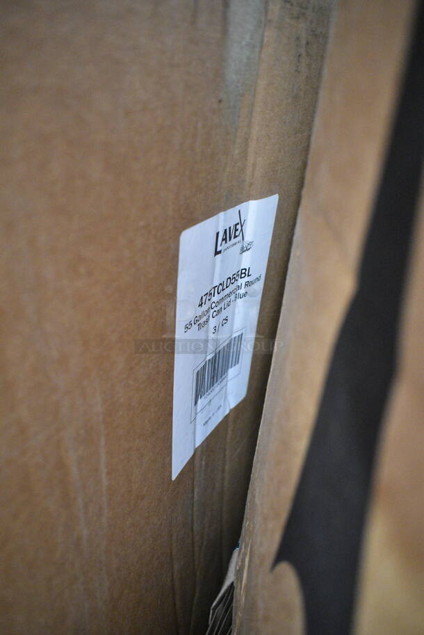 PALLET LOT of 25 BRAND NEW Boxes Including 999RP10 10" Plates, 347SLWG8 Visions 8 oz. Heavy Weight Clear Plastic Stemless Wine Glass - 64/Case, GET CS-10-RM Rustic Mill 10 1/2" Irregular Round Coupe Plate - 12/Case, 500LFLAT Choice Clear Flat Lid with Straw Slot - 9, 12, 16, 20, and 24 oz. - 1000/Case, 475TCLD55BL Lavex 55 GallonBlue Round Commercial Trash Can Lid, Eco-Gecko 5" Square Palm Leaf Bowls, 612D3COMP Choice 8 1/2"x 6 3/8" 3-Compartment Oblong Foil Take-Out Container with Board Lid - 250/Case, 795PTOBK1 Choice Black Microwavable Folded Paper #1 Take-Out Container 4 3/8" x 3 1/2" x 2 1/2" - 450/Case, 395TO961 EcoChoice 9" x 6" x 3" Compostable Sugarcane / Bagasse 1 Compartment Take-Out Container - 200/Case, 347SLW68 Plastic Stemless Wine Glasses. 25 Times Your Bid! - Image 7 of 12