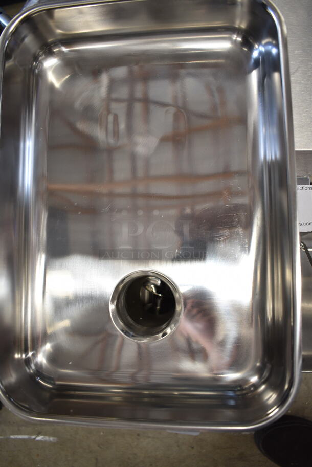LIKE NEW! Avantco MG12 Stainless Steel Commercial Countertop #12 Meat Grinder w/ Tray. 110 Volts, 1 Phase. Tested and Working! - Image 4 of 8