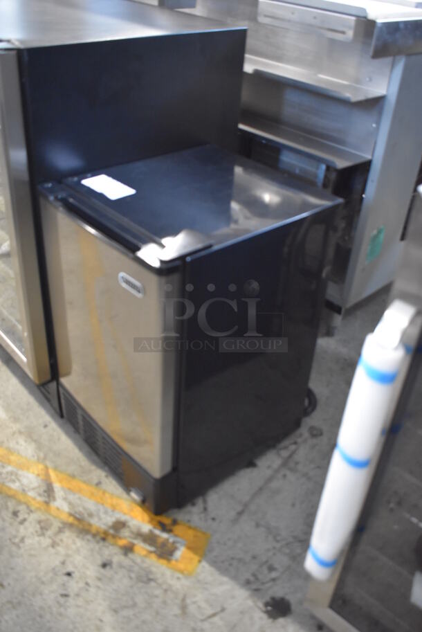 BRAND NEW SCRATCH AND DENT! 2020 Whynter UIM-155a Stainless Steel Commercial Self Contained Ice Machine. 115 Volts, 1 Phase. Tested and Working! - Image 3 of 6