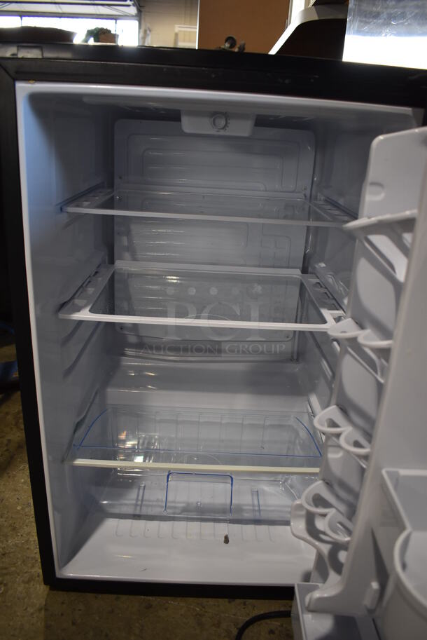 Danby DAR044A6BSLDBO Mini Cooler. 115 Volts, 1 Phase. 20.5x21.5x33.5. Tested and Working! - Image 6 of 8