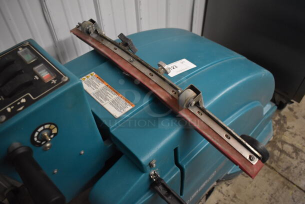 Tennant 2550 Metal Commercial Floor Burnisher Floor Cleaning Machine. 19x51x42. Cannot Test - Battery Needs To Be Charged - Image 7 of 9