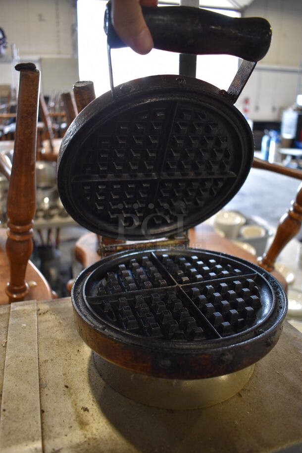 American Metalware Metal Commercial Countertop 2 Head Waffle Maker. 24x12x8. Tested and Working! - Image 6 of 6