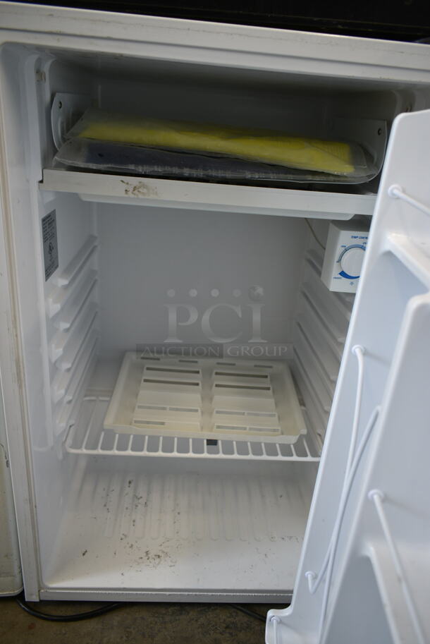 General Electric GE GMR04BANAWW Mini Cooler. 115 Volts, 1 Phase. Tested and Powers On But Does Not Get Cold - Image 2 of 4