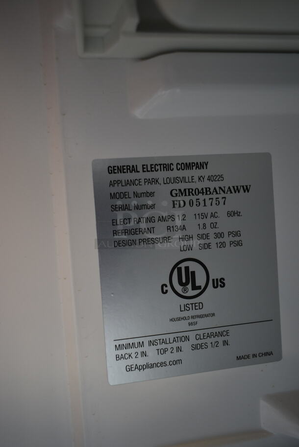 General Electric GE GMR04BANAWW Mini Cooler. 115 Volts, 1 Phase. Tested and Powers On But Does Not Get Cold - Image 4 of 4