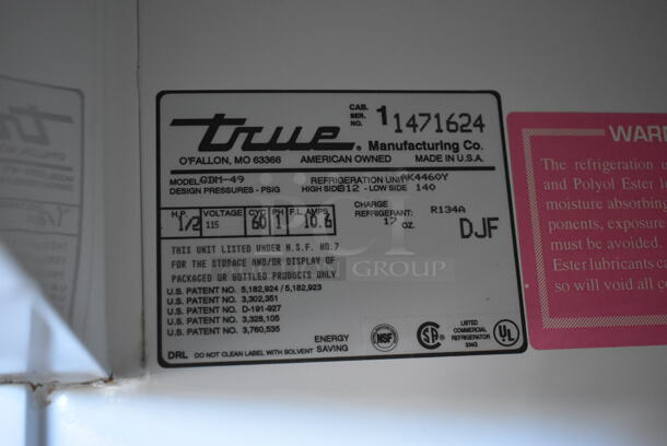 True GDM-49 Metal Commercial 2 Door Reach In Cooler Merchandiser w/ Poly Coated Racks on Commercial Casters. 115 Volts, 1 Phase. Tested and Working! - Image 7 of 8
