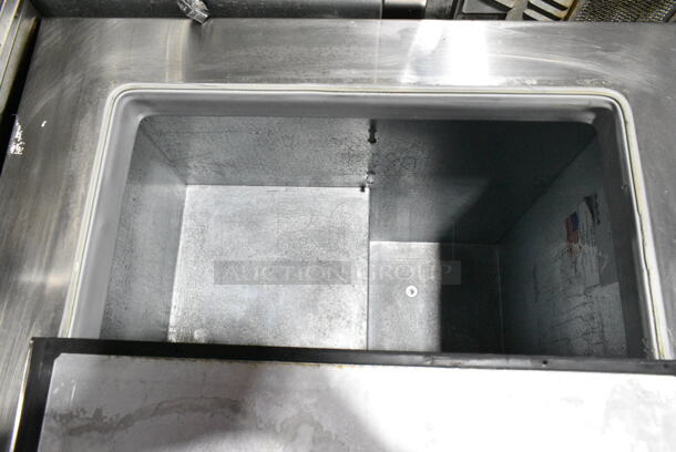 Master-Bilt DC-4D Metal Commercial Chest Freezer w/ Center Hinge Lid. 208-230 Volts, 1 Phase. Tested and Working! - Image 4 of 6