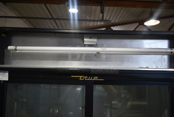True GDM-37 Metal Commercial 2 Door Reach In Cooler Merchandiser. 115 Volts, 1 Phase.  Tested and Powers On But Does Not Get Cold - Image 2 of 6