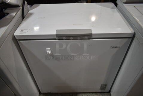 Midea MRC07M6AWW Metal Chest Freezer w/ Hinge Lid on Commercial Casters. 115 Volts, 1 Phase. Tested and Working!