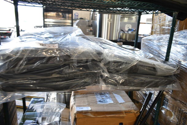 6 BRAND NEW SCRATCH AND DENT! Rubbermaid Pro Serve Top Load Catering Bag. 6 Times Your Bid!  - Image 4 of 5