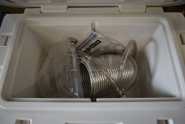 BRAND NEW SCRATCH AND DENT! CaterGator 215JB20WH White Poly 20 Quart Rotomolded Jockey Box. Tested and Working! - Image 5 of 8