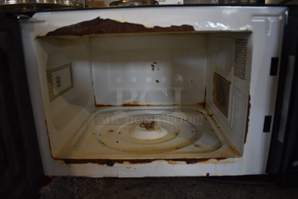 Magic Chef Model MCM770B1 Countertop Microwave Oven. 120 Volts, 1 Phase. 17x12x10 - Image 3 of 4