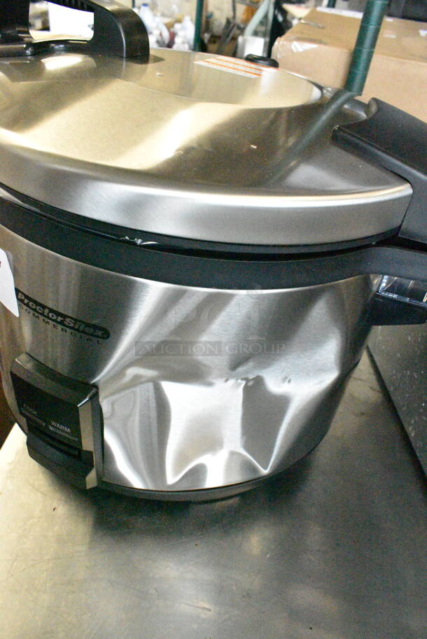BRAND NEW SCRATCH AND DENT! Proctor Silex 37560R 60 Cup (30 Cup Raw) Electric Rice Cooker / Warmer. See Pictures for Damage. 120 Volts, 1 Phase.  - Image 3 of 8