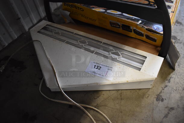 White Metal Bug Zapper. 115 Volts, 1 Phase. 25x3x11. Tested and Working! - Image 2 of 4