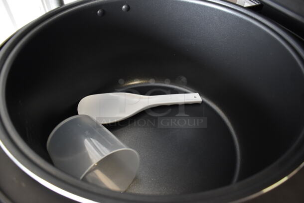 BRAND NEW SCRATCH AND DENT! Avantco 177RCSA90 Stainless Steel Commercial Countertop Sealed Lid Rice Cooker. 240 Volts, 1 Phase.  - Image 5 of 7
