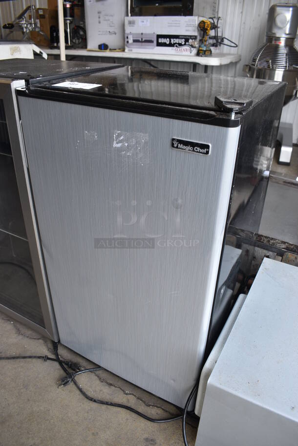 Magic Chef HMR330SE Metal Mini Cooler. 115 Volts, 1 Phase. 19x18x33. Tested and Working! - Image 2 of 7