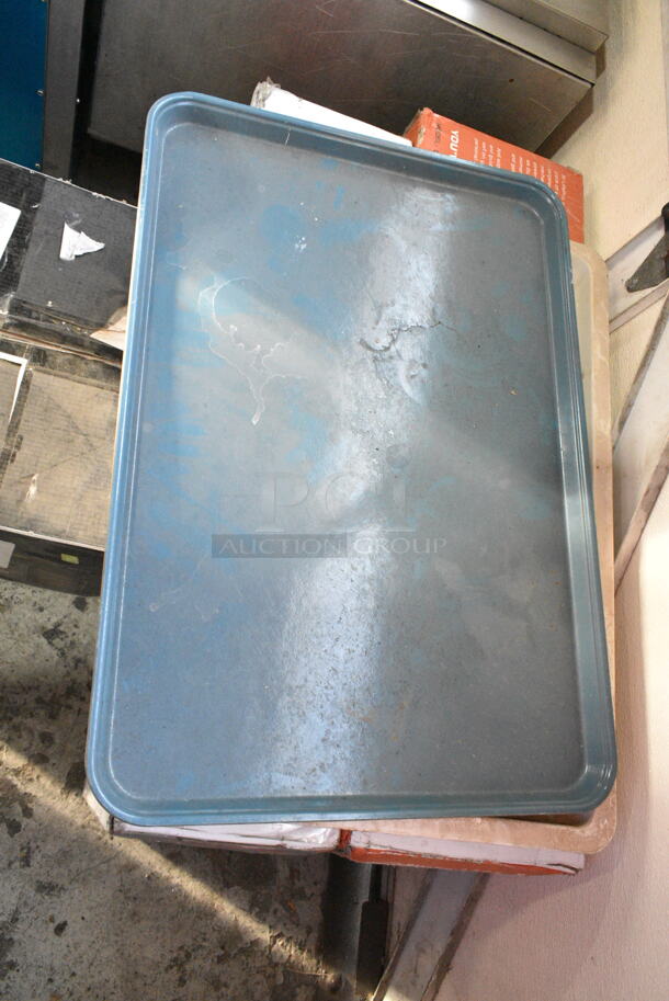 ALL ONE MONEY! Lot of Various Metal Items Including Baking Pans and Round Pizza Pans.  - Image 5 of 7