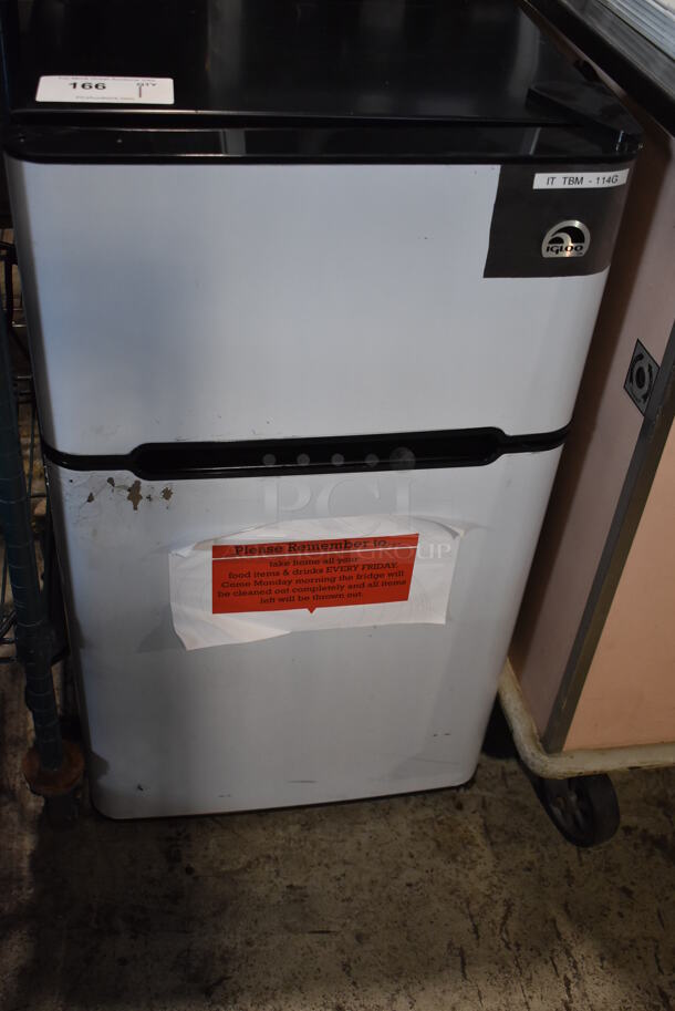 Igloo FR834IB Metal Mini Cooler Freezer Combo Unit. 115 Volts, 1 Phase. 19x20x33. Tested and Working! - Image 2 of 7