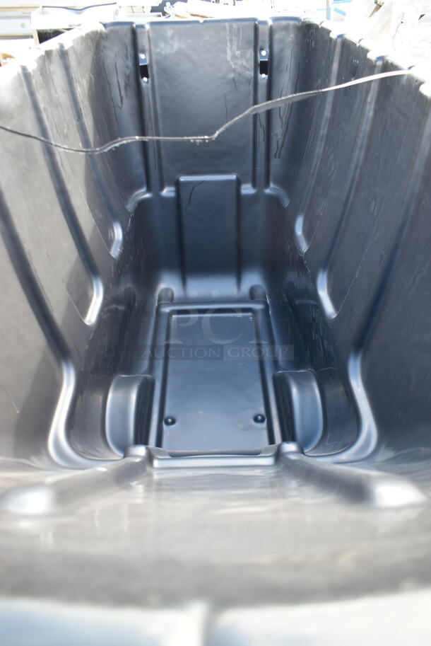2 BRAND NEW SCRATCH AND DENT! Lavex 475AG102TBBK Black Poly 1 cu. yd. Tilt Truck. 2 Times Your Bid! - Image 3 of 6