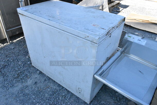 Metal Chest Freezer. 115 Volts, 1 Phase.  - Image 2 of 3