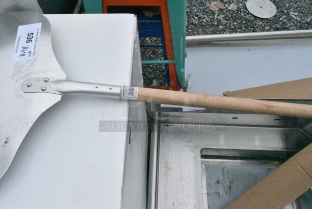 BRAND NEW SCRATCH AND DENT! Choice 407PPA161840 16" x 18" Aluminum Pizza Peel with 22" Wooden Handle - Image 4 of 5
