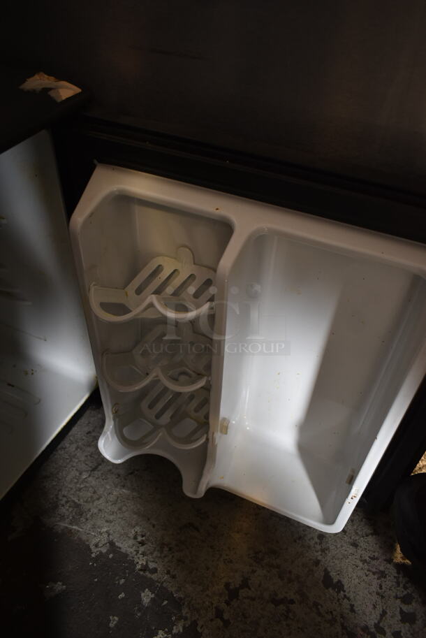 Danby DAR195BL Metal Mini Cooler. 115 Volts, 1 Phase. Tested and Working! - Image 3 of 4