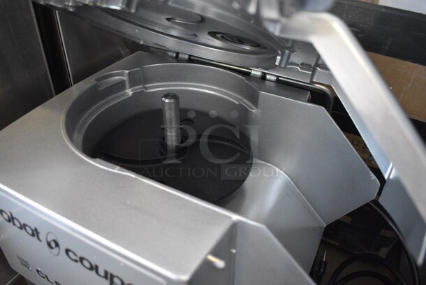 BRAND NEW IN BOX! Robot Coupe Model CL50 U Series E Metal Commercial Countertop Continuous Feed Food Processor w/ 2 Gray Poly Blade Holders, 28058 Grater Blade and 28064W Slicing Blade. 120 Volts, 1 Phase. 14x12x24. Tested and Working! - Image 9 of 11