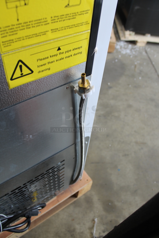 BRAND NEW SCRATCH AND DENT! Avantco 189WVAC28HC Metal Commercial Reach In Grab N Go Merchandiser w/ 4 Metal Shelves. See Pictures for Broken Glass Pane. 110-120 Volts, 1 Phase. Tested and Working! - Image 11 of 11