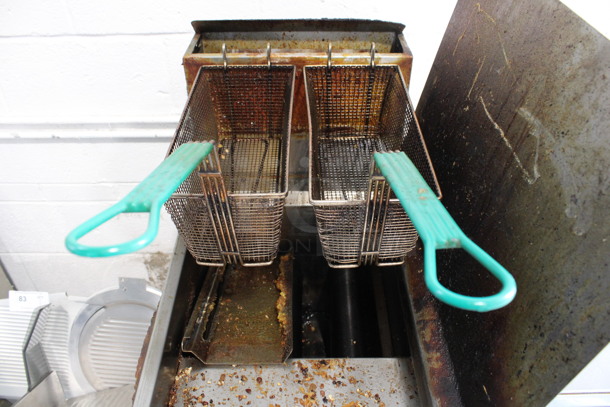 American Range Model AF-45 Stainless Steel Commercial Floor Style Natural Gas Powered Deep Fat Fryer w/ 2 Metal Fry Baskets and Right Side Splash Guard. 40,000 BTU. 15.5x32x52 - Image 3 of 7