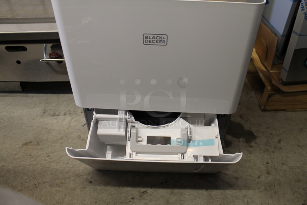 BRAND NEW SCRATCH AND DENT! Black & Decker BD22MWSA 22 pint 1500 sq. ft. Dehumidifier. 115 Volts, 1 Phase. Tested and Working! - Image 2 of 6