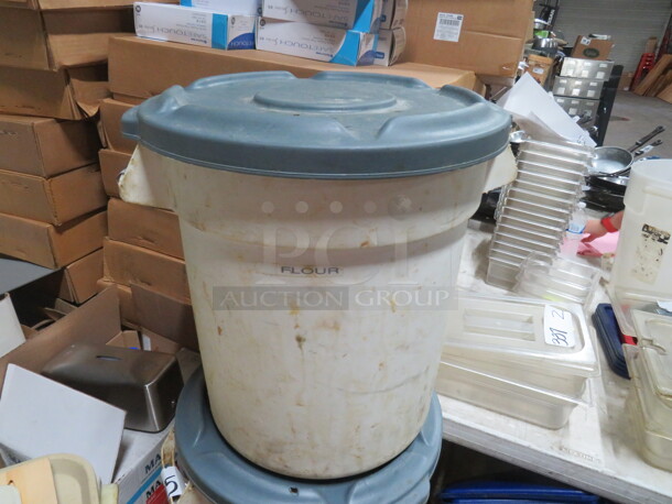 One Brute Rubbermaid Ingredient Bin With Lid. - Image 1 of 1