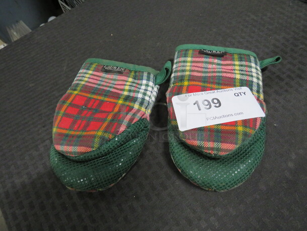 One Lot Of 2 Oven Mitts. - Image 1 of 1