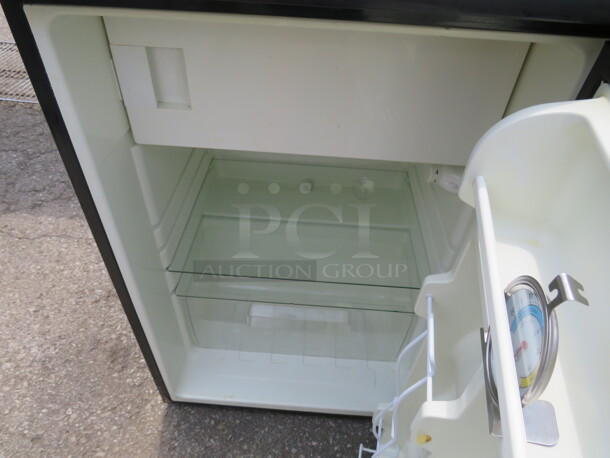 One 1 Door Frigidaire Under Counter Refrigerator. Model# LFPH44M4LM. 115 Volt. 21.5X22X33 - Image 2 of 2