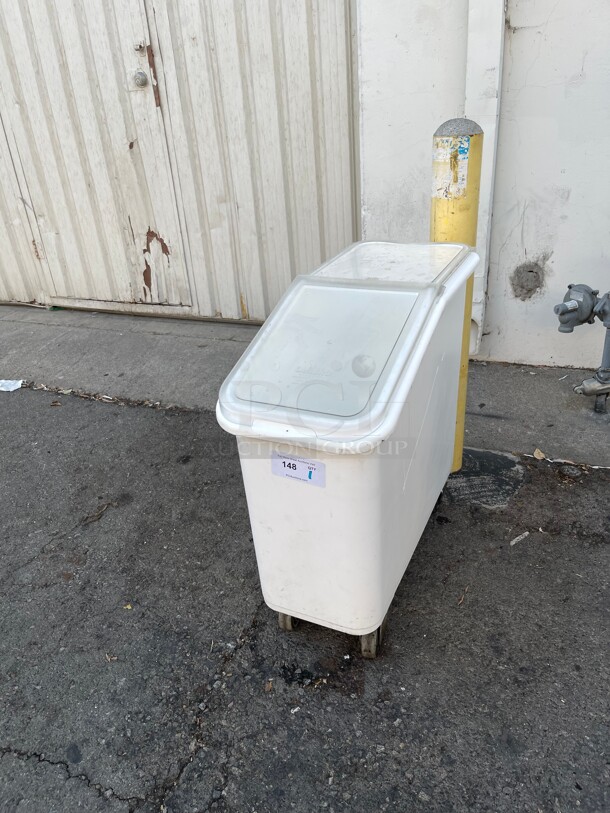 Clean! Cambro 21 Gallon / 335 Cup White Slant Top Mobile Ingredient Storage Bin with 2-Piece Sliding Lid