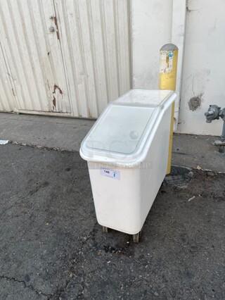 Clean! Cambro 21 Gallon / 335 Cup White Slant Top Mobile Ingredient Storage Bin with 2-Piece Sliding Lid