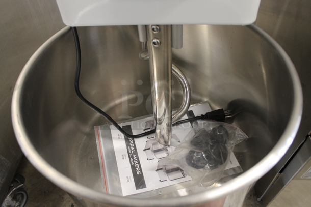 BRAND NEW SCRATCH AND DENT! Estella 348SM40 Metal Commercial Floor Style 40 Quart Spiral Dough Mixer w/ Stainless Steel Mixing Bowl, Bowl Guard and Dough Hook. 240 Volts, 1 Phase. Tested and Working! - Image 5 of 7