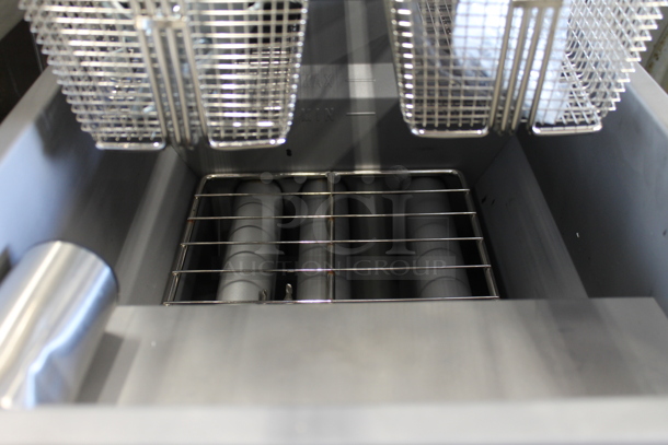 BRAND NEW SCRATCH AND DENT! 2022 Avantco FF300-P Stainless Steel Commercial Floor Style Propane Gas Powered Deep Fat Fryer w/ 2 Metal Fry Baskets. 90,000 BTU. - Image 2 of 7