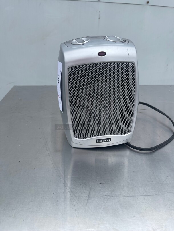 Clean! Lasko 1500-Watt 5118.2 BTU Ceramic Electric Movable Air Heater, Gray 115 Volt Tested and Working!