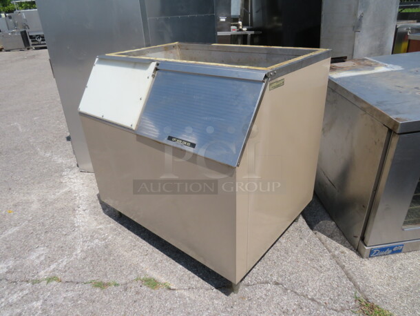 One Manitowic Ice bin. Model# SH500. 42X32X40 - Image 2 of 2