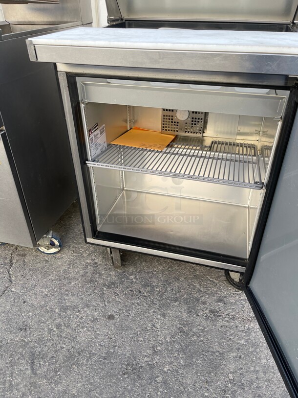 Late Model! True TSSU-27-08 27 inch Sandwich/Salad Prep Table w/ Refrigerated Base, 115v NSF Tested and Working! 27x30x43 - Image 6 of 9