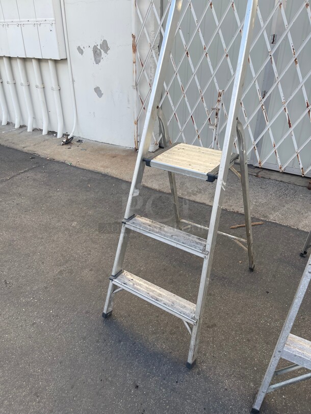 Clean! Commercial Ladder 3 steps  - Image 1 of 6