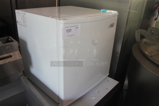 Arctic King AUFM011AEW Mini Freezer. 115 Volts, 1 Phase. Tested and Working! - Image 2 of 6