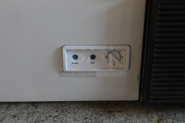 Thomson TFRF710-G-SM-6COM Metal Chest Freezer. 115 Volts, 1 Phase. Tested and Powers On But Does Not Get Cold - Image 2 of 5