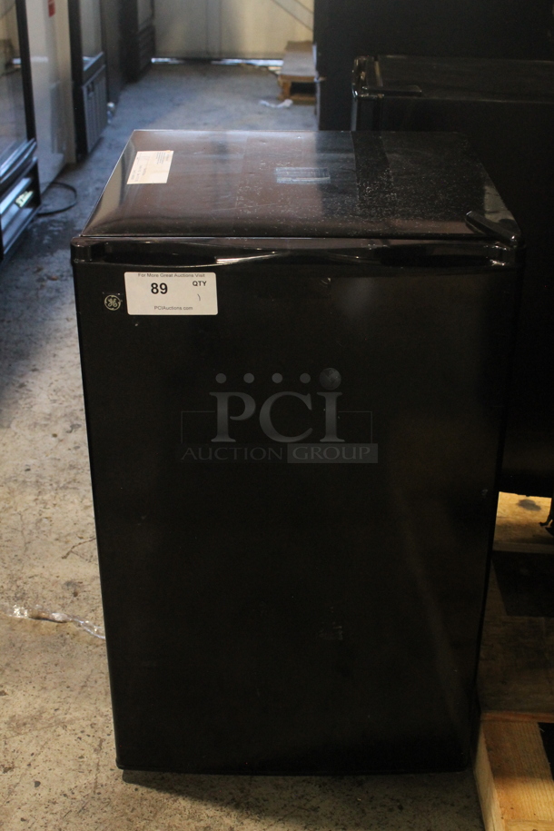 General Electric WMR04BAPBBB Metal Mini Cooler. 115 Volts, 1 Phase. Tested and Powers On But Does Not Get Cold - Image 1 of 6