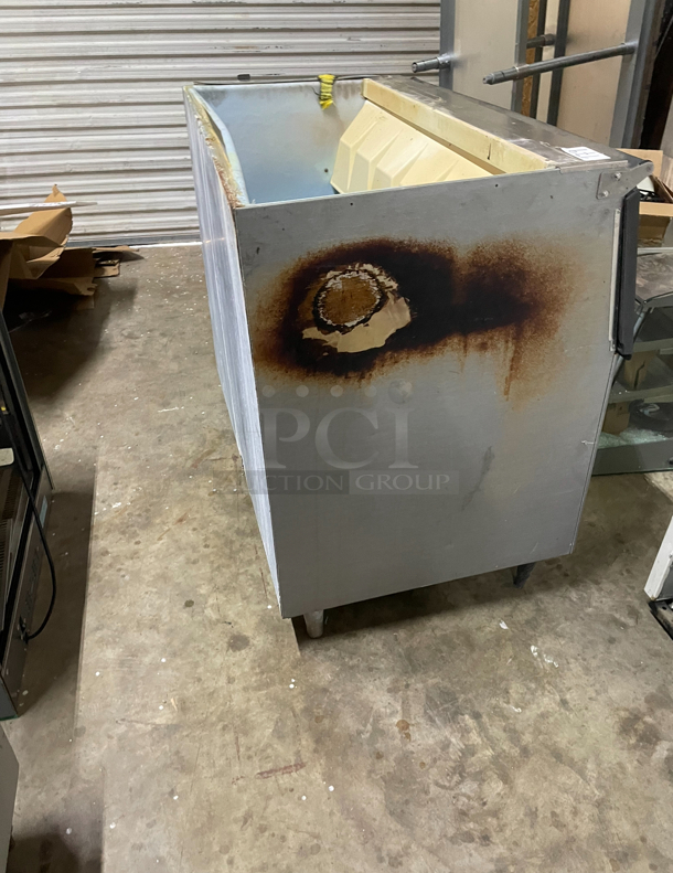 Ice Maker Bin 450lbs - Image 3 of 3